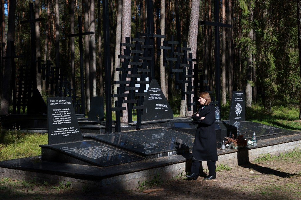 Halina Wróblewska przed masowym grobem w Sanktuarium Piaśnickim