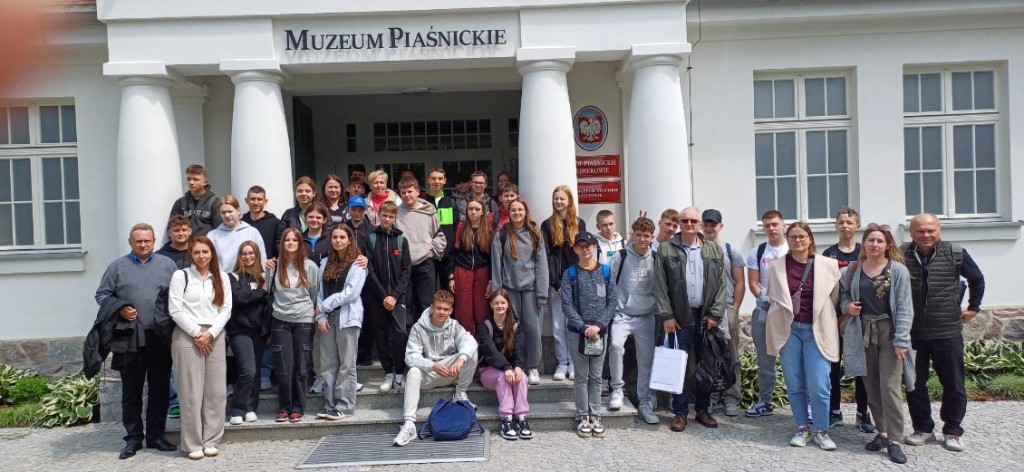 młodzież ze szkoły podstawowej przed Muzeum Piaśnickim