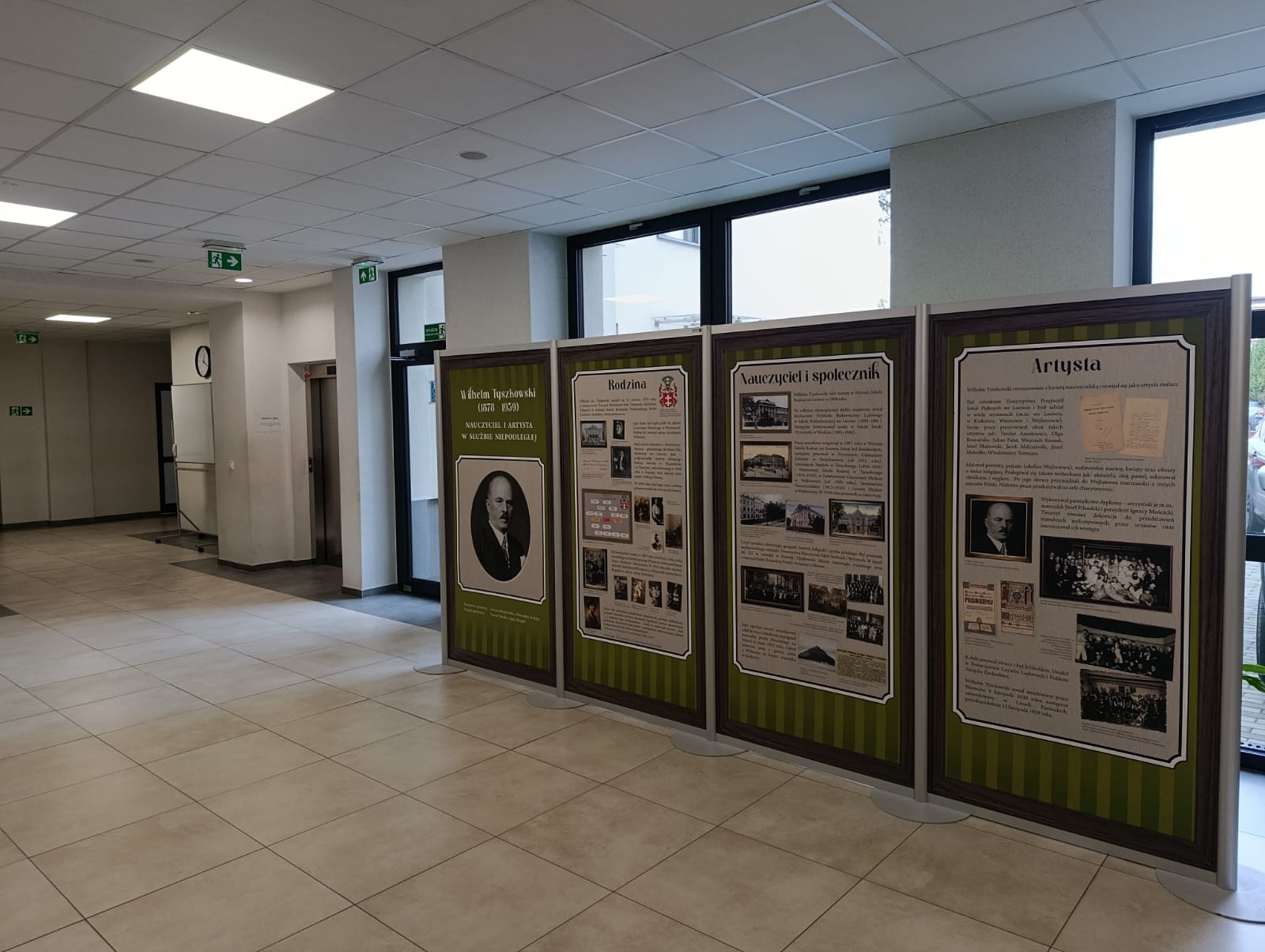 widok na wystawę czasową o Wilhelmie Tyszkowskim w I LO w Wejherowie
