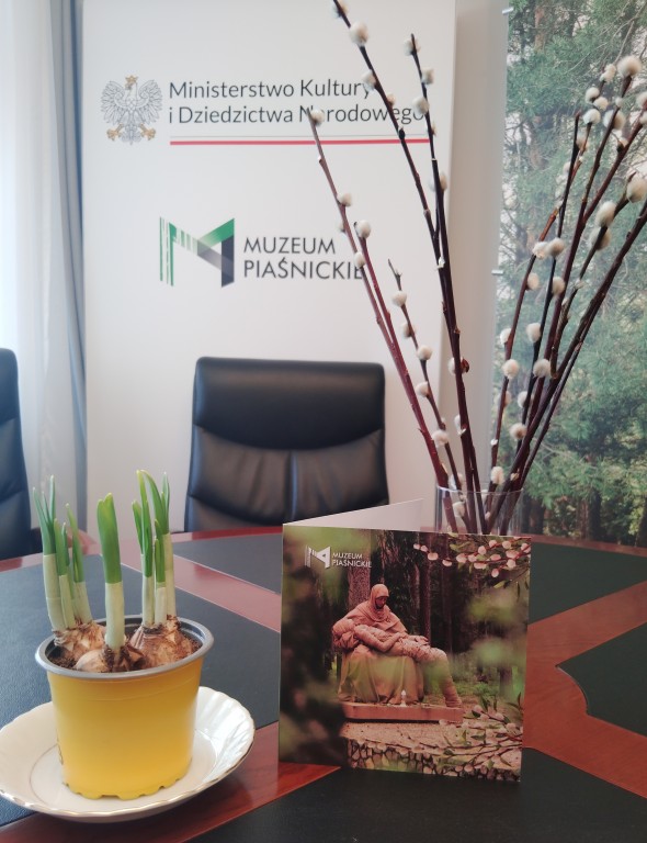 bazie, hiacynty i karta pocztowa Muzeum Piaśnickiego na biurku