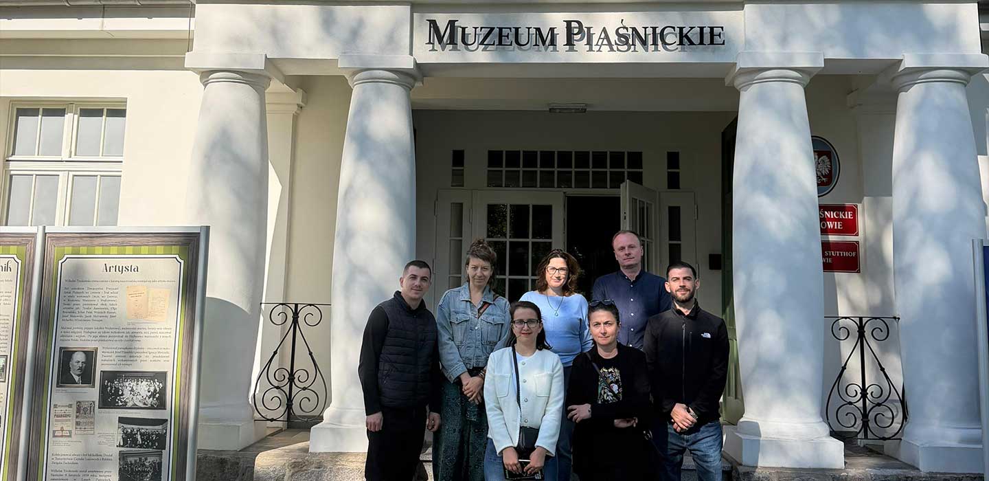 goście przed Muzeum Piaśnickim w Wejherowie