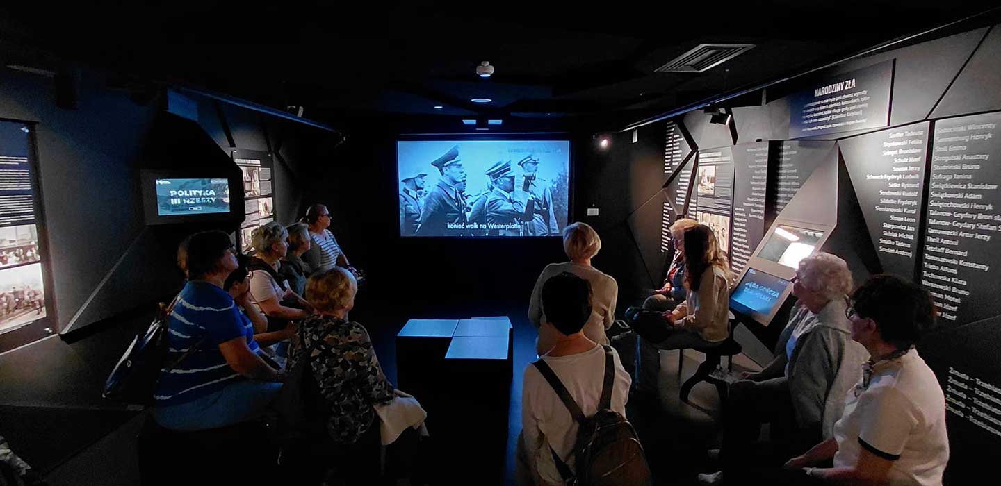 wolontariusze hospicjum Puckiego oglądają wystawę w muzeum