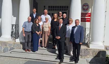 członkowie społecznej rady Muzeum Piaśnickiego przed muzeum