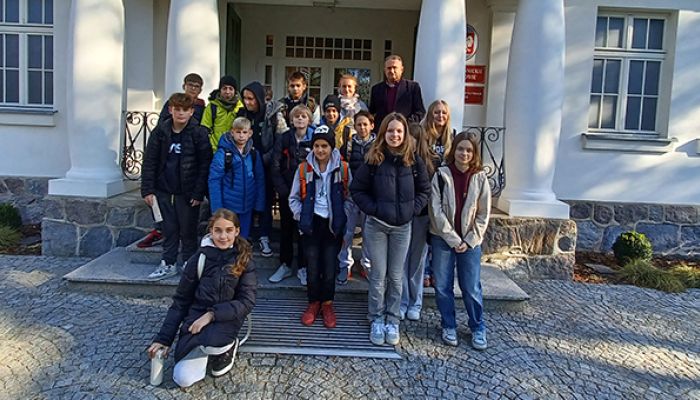 uczniowie przed Muzeum Piaśnickim w Wejherowie