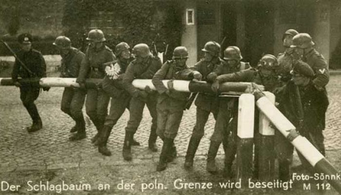 niemieccy żołnierze dewastują szlaban w Orłowie