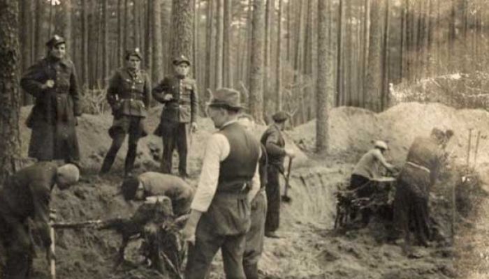 zdjęcie przedstawiające ekshumację w Lasach Piaśnickich