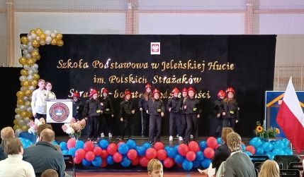 dzieci przebrane za strażaków występują przed publicznością