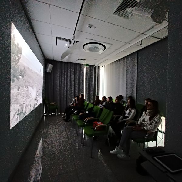 uczniowie oglądają projekcję filmową o Piaśnicy w Muzeum Piaśnickim