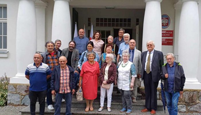 goście stoją przed budynkiem Muzeum Piaśnickiego