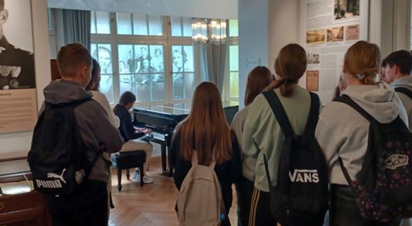 grupa młodzieży w sali muzealnej Muzeum Piaśnickiego