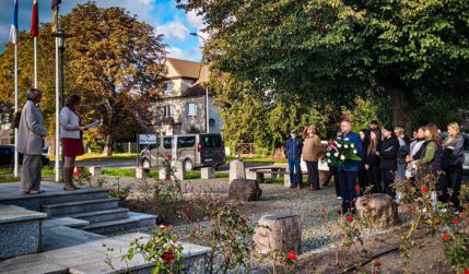 składanie kwiatów przed pomnikiem