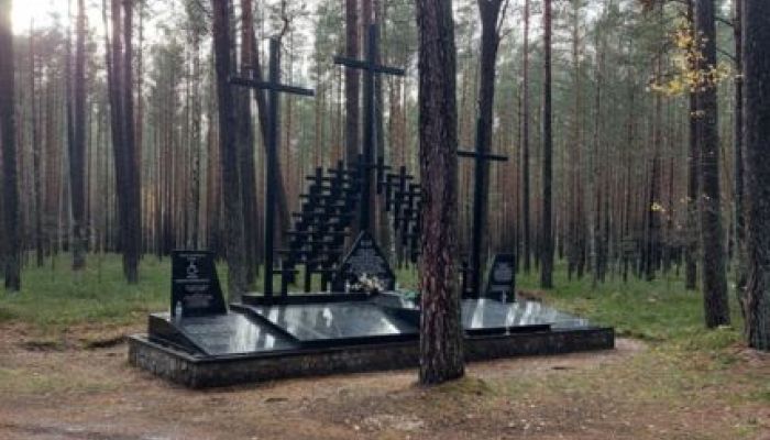 pomnik nad grobem masowym w Lasach Piaśnickich