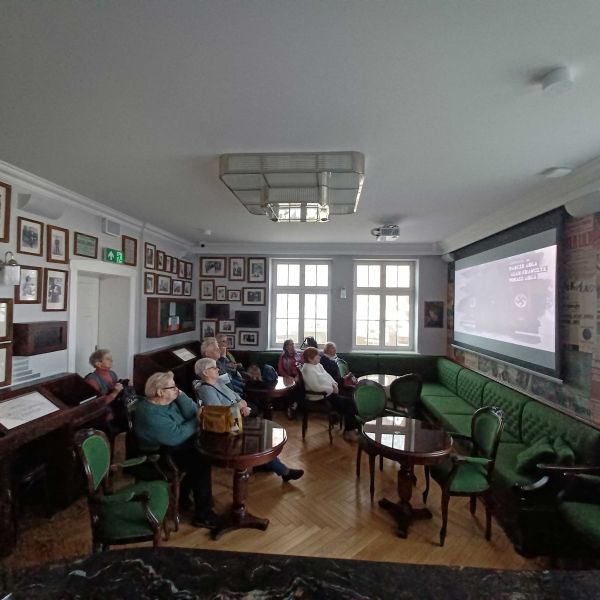 członkowie klubu seniora Pomorzanie oglądają projekcję filmową