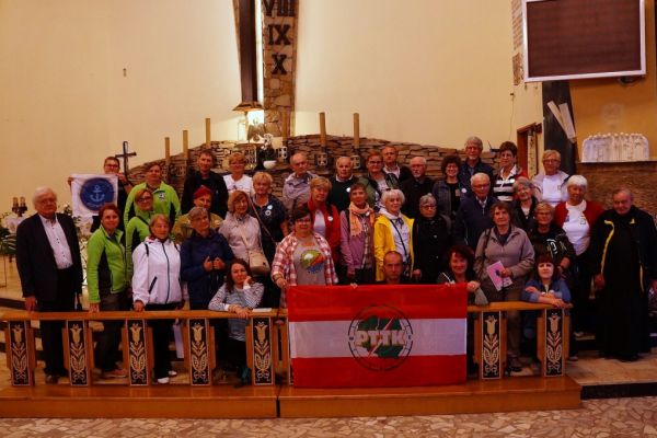 uczestnicy zlotu PTTK w kościele