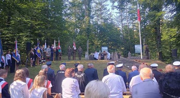 widok na delegacje uroczystości w Białej