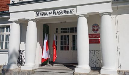 wejście do Muzeum Piaśnickiego w Wejherowie