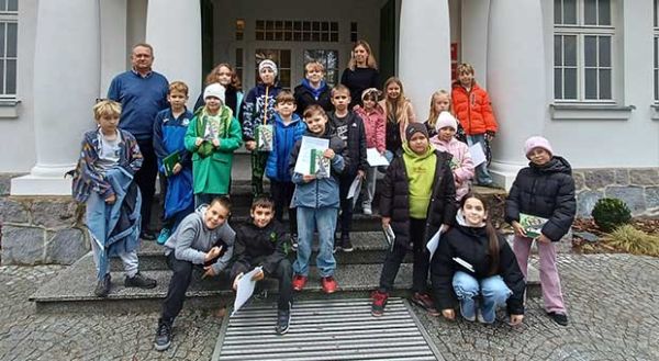 grupa uczniów przed Muzeum Piaśnickim w Wejherowie