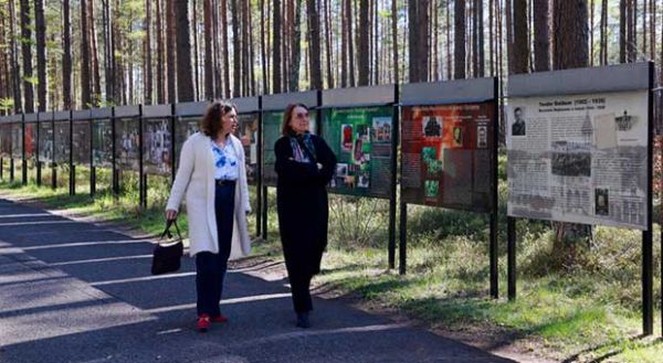 minstra Kalina Wróblewska i dr Magdalena Sacha w Sanktuarium Piaśnickim