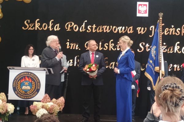 wystąpienie pracowników Muzeum Piaśnickiego podczas uroczystości nadania imienia szkole