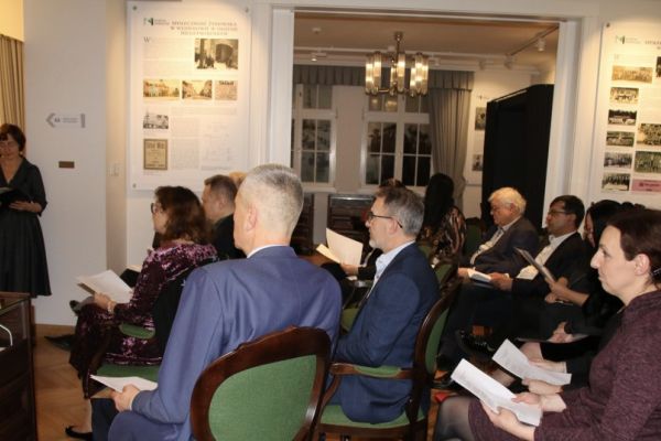 pracownicy muzeum słuchają kolęd