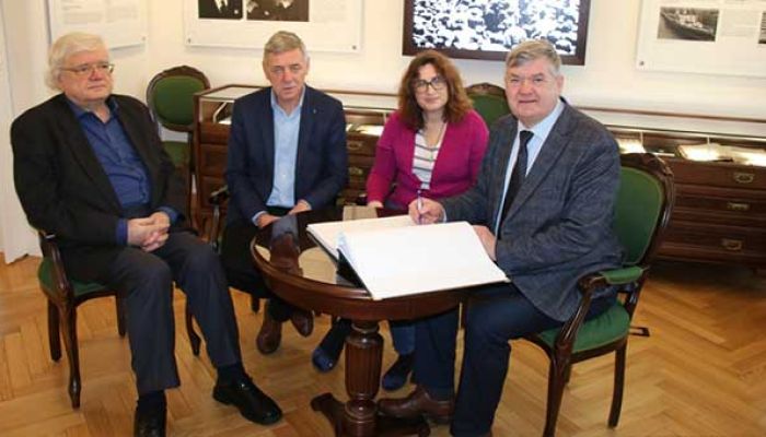 pracownicy Muzeum z posłem na sejm Kazimierzem Plocke