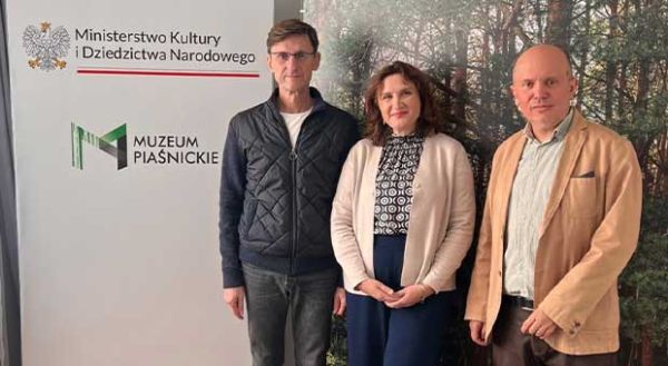 Andrzej Wyrobca z dr Magdaleną Sachą i Piotrem Tarnowskim pozują do zdjęcia