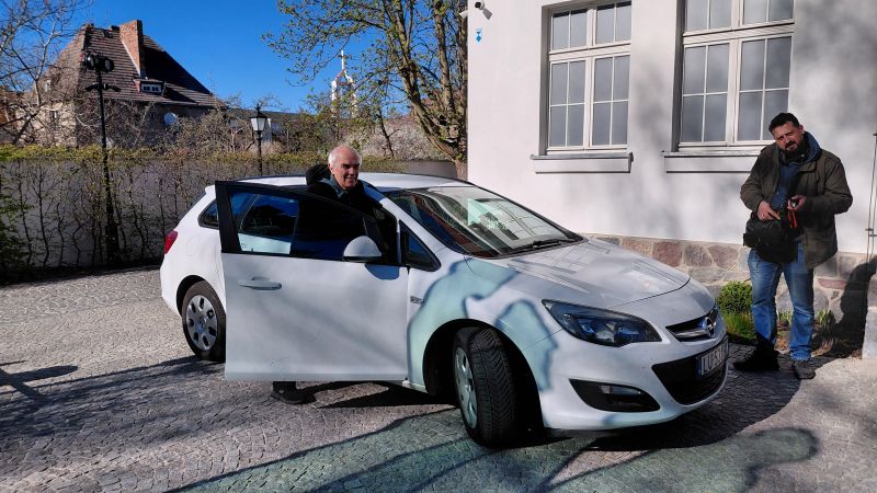 ekipa TVP Historia przed Muzeum Piaśnickim w Wejherowie