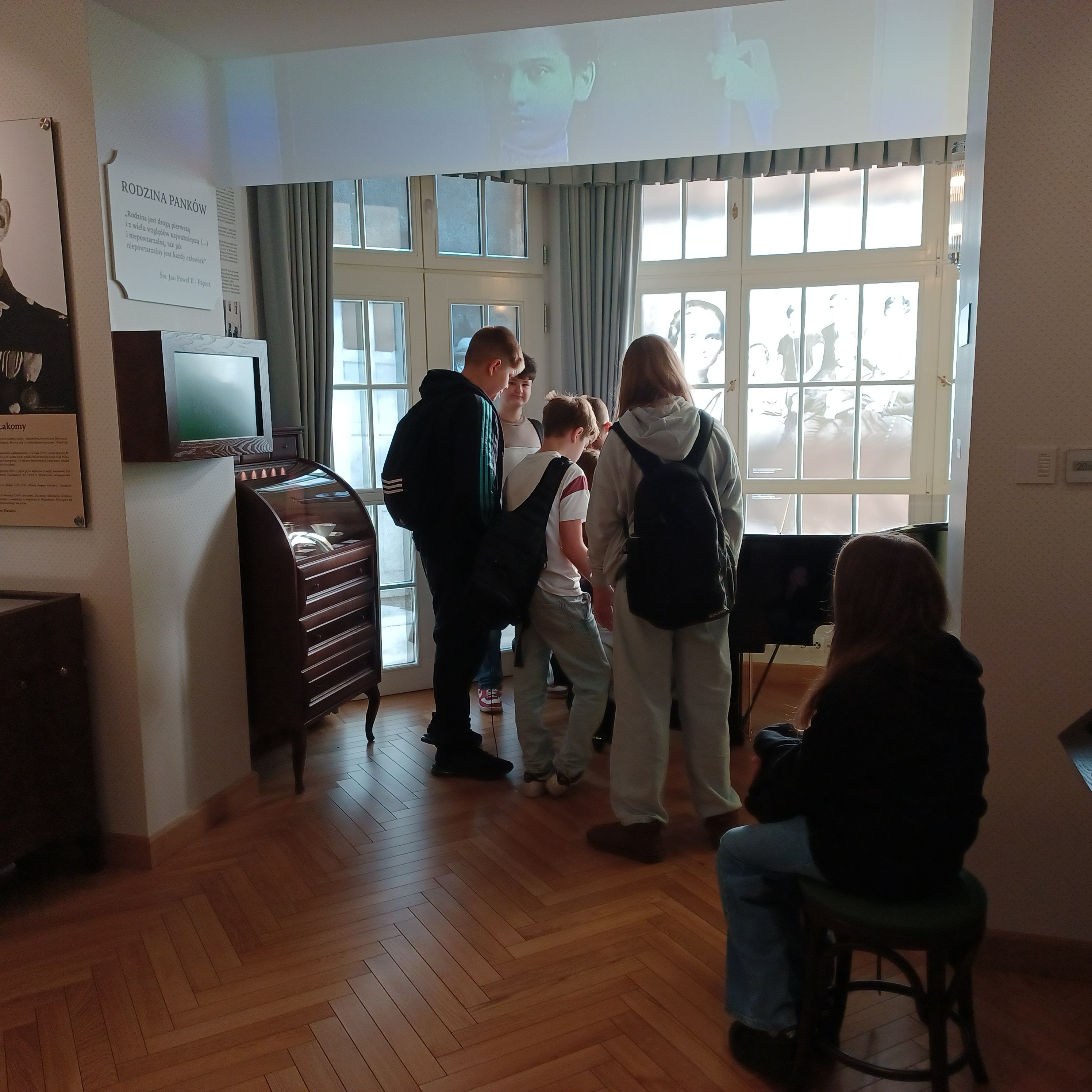 uczniowie oglądają wystawę