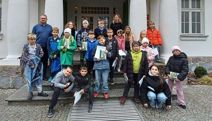 grupa uczniów przed Muzeum Piaśnickim w Wejherowie