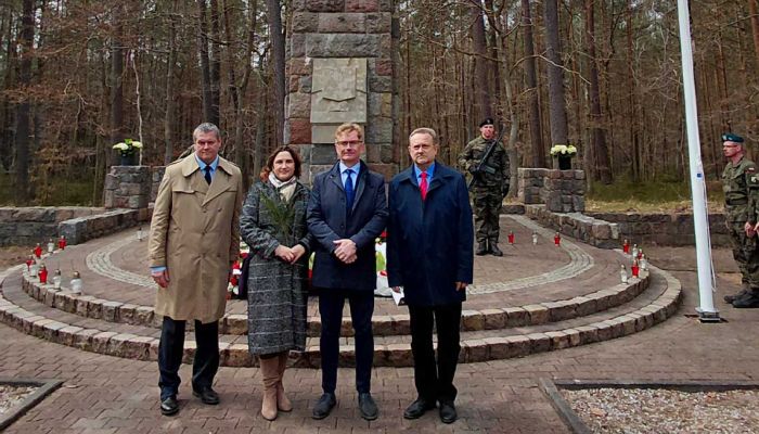 pracownicy muzeum piaśnickiego przed pomnikiem ofiar piaśnicy