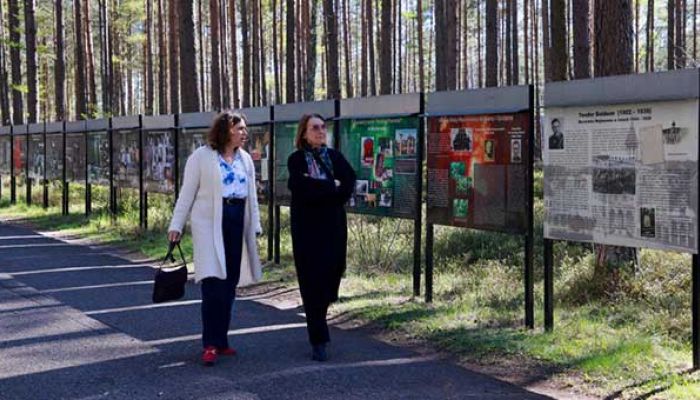 minstra Kalina Wróblewska i dr Magdalena Sacha w Sanktuarium Piaśnickim