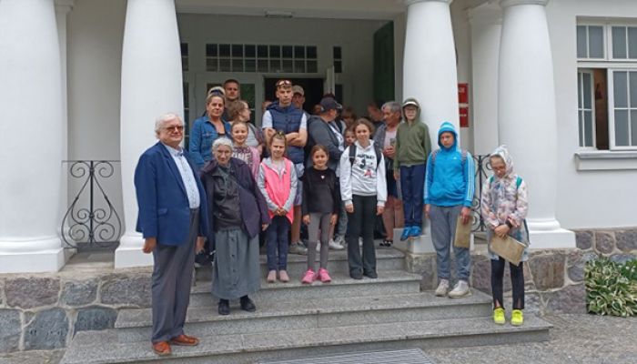 grupa ze Wspólnoty Salki Wawrzyniec z Pniew przed muzeum