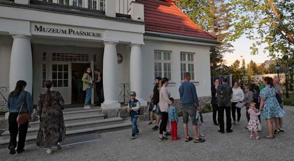 goście przed Muzeum Piaśnickim w Wejherowie podczas Nocy Muzeów 2024