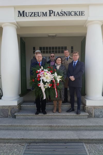pracownicy przed Muzeum Piaśnickim w Wejherowie z wieńcem