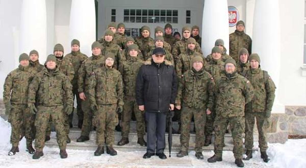 żołnierze z Lęborka przed Muzeum Piaśnickim