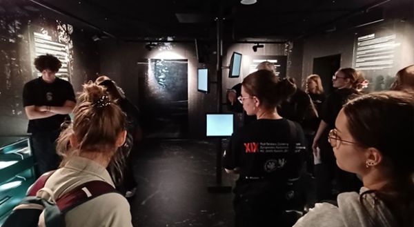 uczniowie oglądają wystawę w Muzeum Piaśnickim