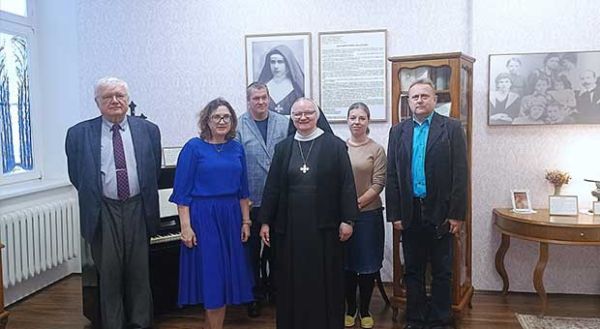 pracownicy muzeum w Izbie Pamięci bł. siostry Alicji Kotowskiej