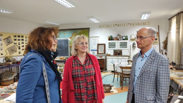 kierownik Muzeum Piaśnickiego rozmawia z dyrektorem i nauczycielką szkoły w Starzynie
