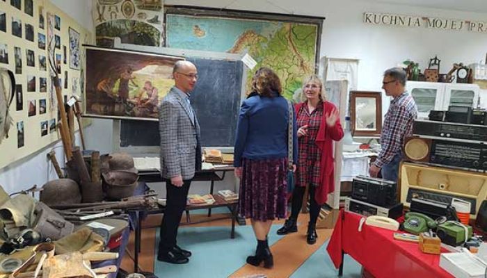 pani kierownik z dyrektorem i nauczycielami w Izbie Pamięci szkoły w Starzynie