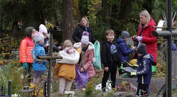 uczniowie sprzątają wejherowski cmentarz