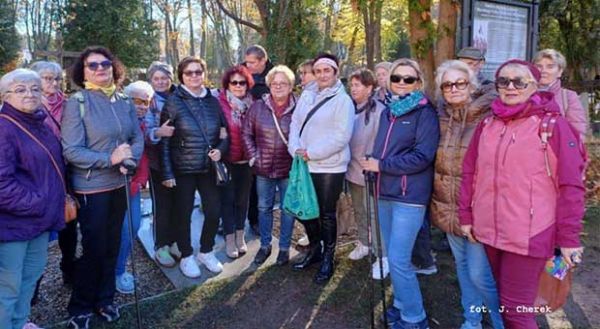 grupa seniorów pozuje do zdjęcia