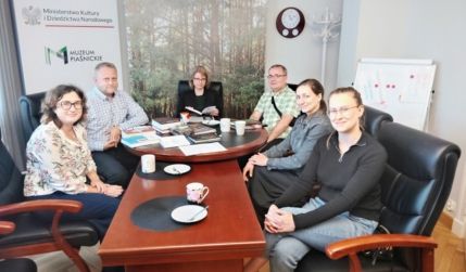 pracownicy muzeum podczas spotkania o współpracy wydawniczej