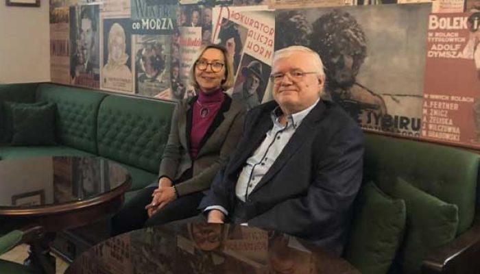 Dariusz Bąkowski i Benita Grzenkowicz-Ropela siedzą na kanapie i pozują do zdjęcia