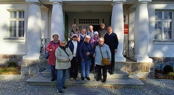 Klub Seniora "Przymorzanie" przed Muzeum Piaśnickim