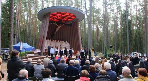 Nabożeństwo oczekiwania w sanktuarium w Lesie Piaśnickim