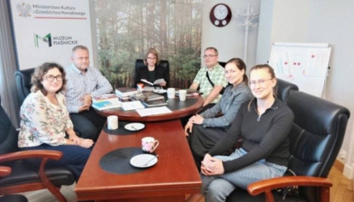 pracownicy muzeum podczas spotkania o współpracy wydawniczej