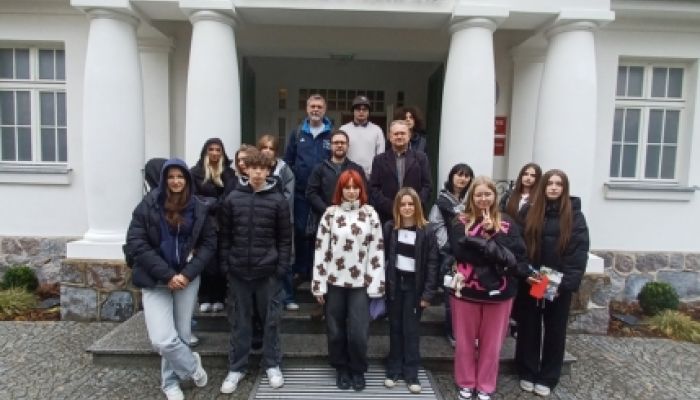 uczniowie przed Muzeum Piaśnickim w Wejherowie