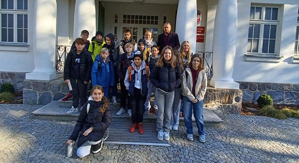 uczniowie przed Muzeum Piaśnickim w Wejherowie