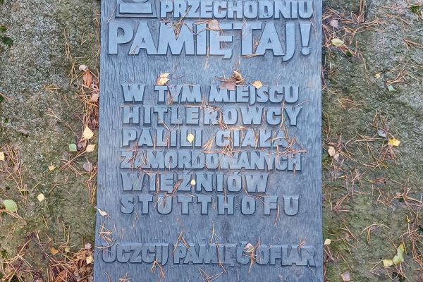 tablica upamiętniająca leśne krematorium KL Stutthof