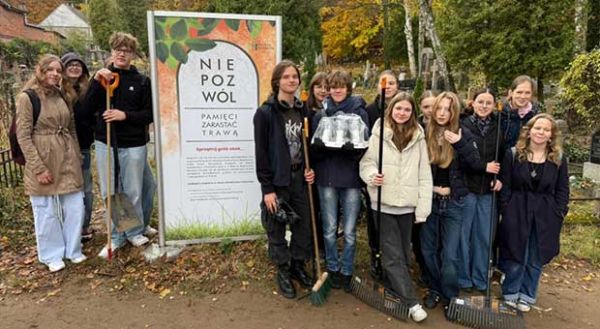 grupa uczniów pozuje do zdjęcia na cmentarzu wejherowskim